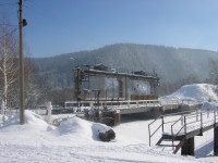 У плотины