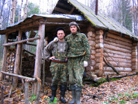 У охотницкой избы.