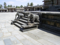 Слоны сторожат вход в храм