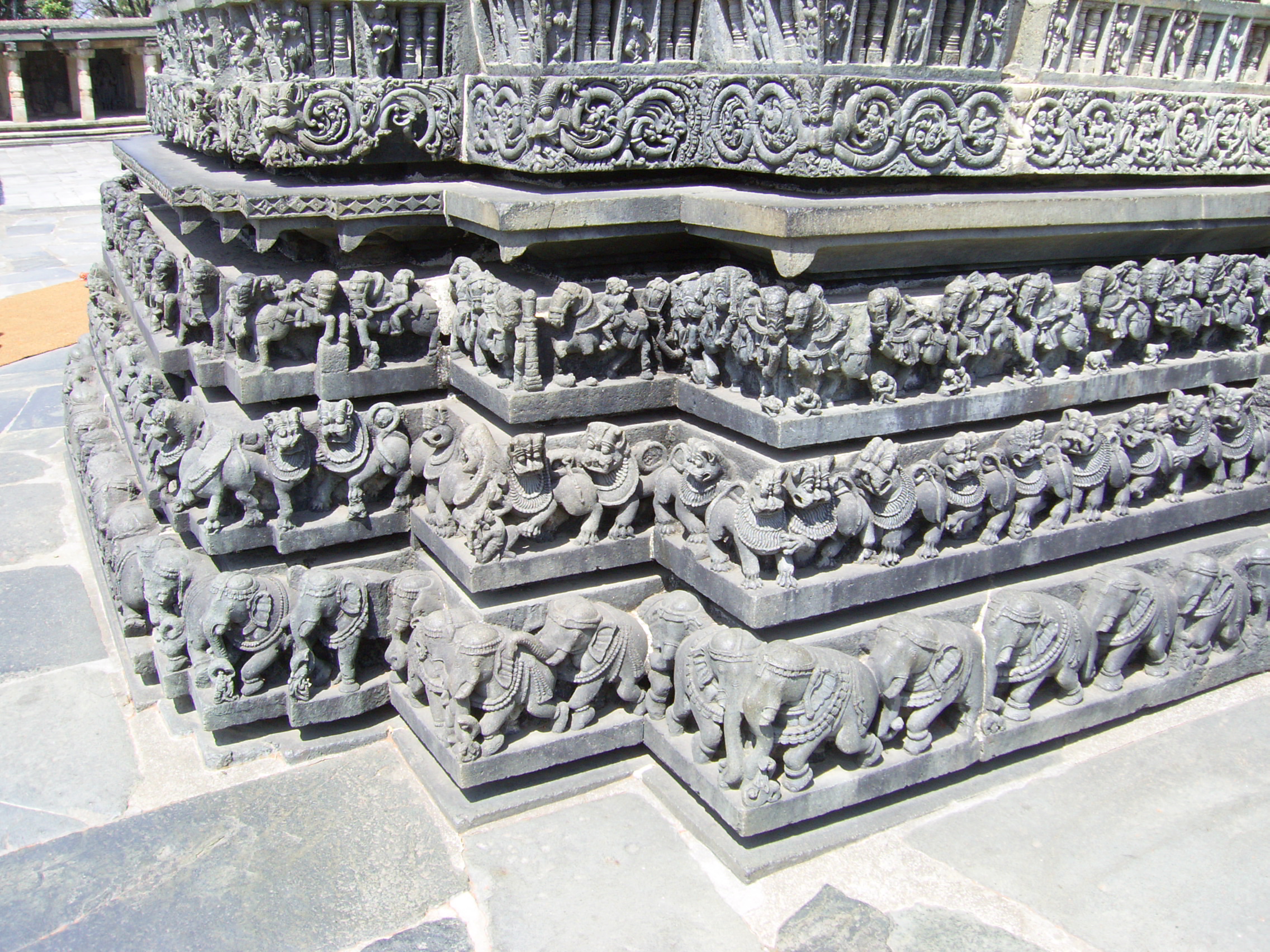 Нижняя часть стены храма, украшеная слонами