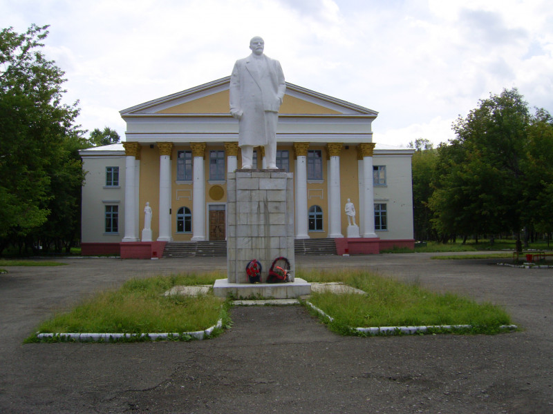 Памятник Ленину В.И. у Дворца Культуры