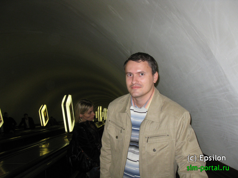 На эскалаторе в Киевском метро