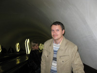 На эскалаторе в Киевском метро