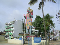 Статуя Ханумана в Бангалоре (Индия). У ног Ханумана - храм.