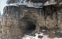 Вход в пещеру зимой