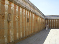 Внутренний дворик храма. Стены покрыты фресками