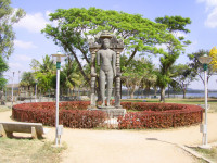 Статуя Будды в парке у озера