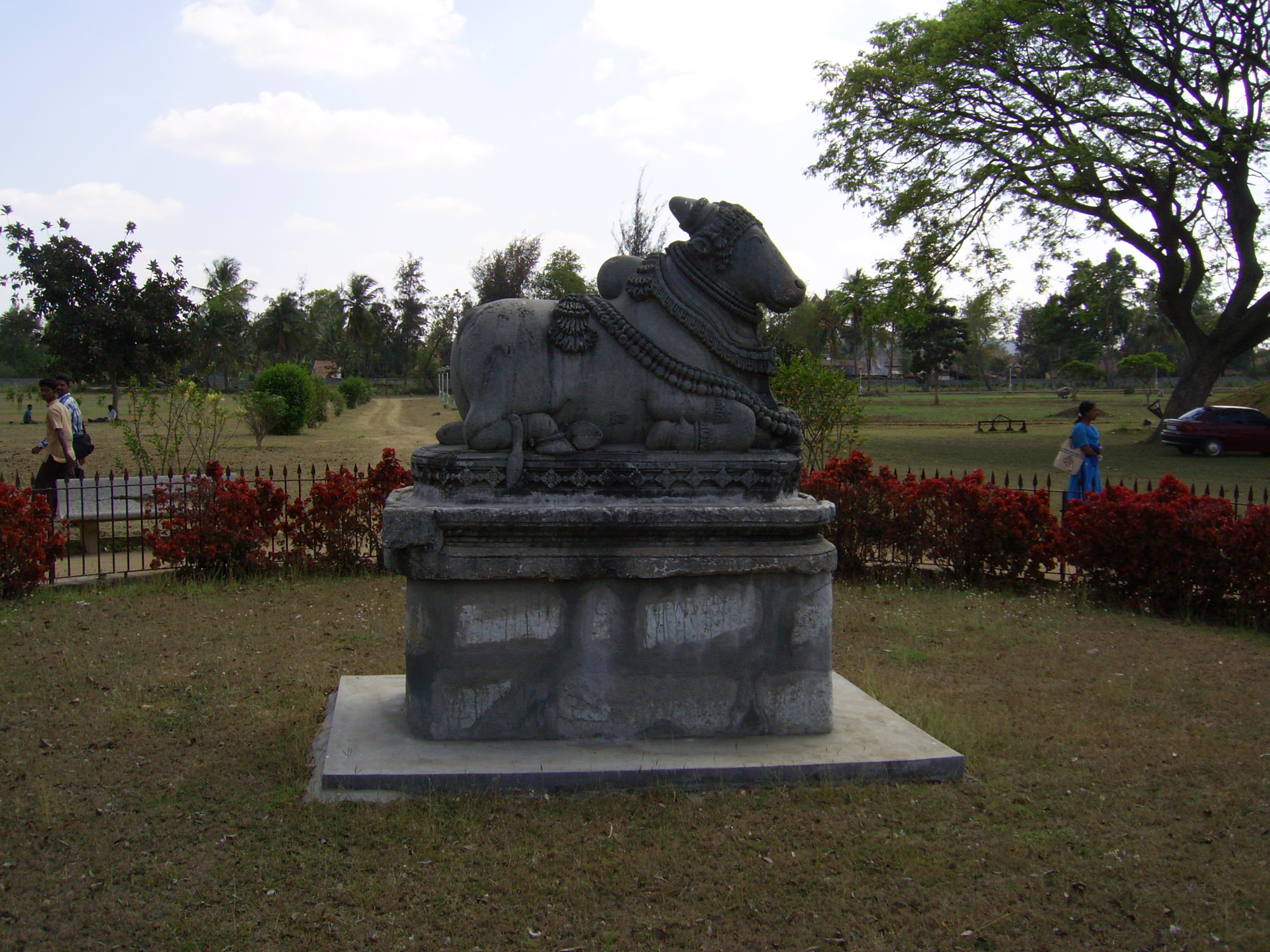 Памятник корове - скульптура