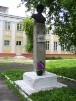 Памятник-бюст Гузакову М.В.