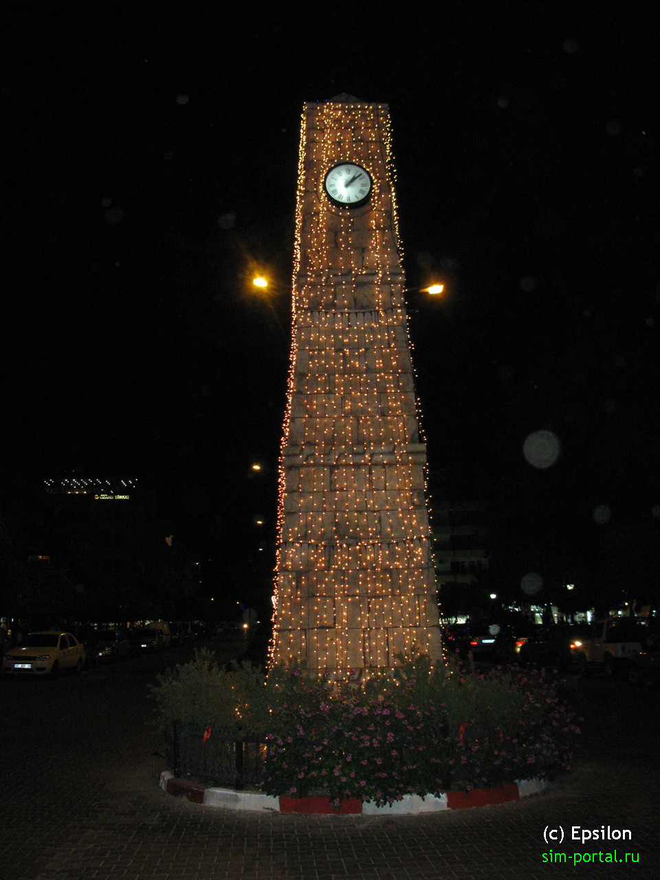 Башня-часы в центре Махмутлара