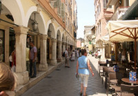 Узкая улица старой части города Керкира
