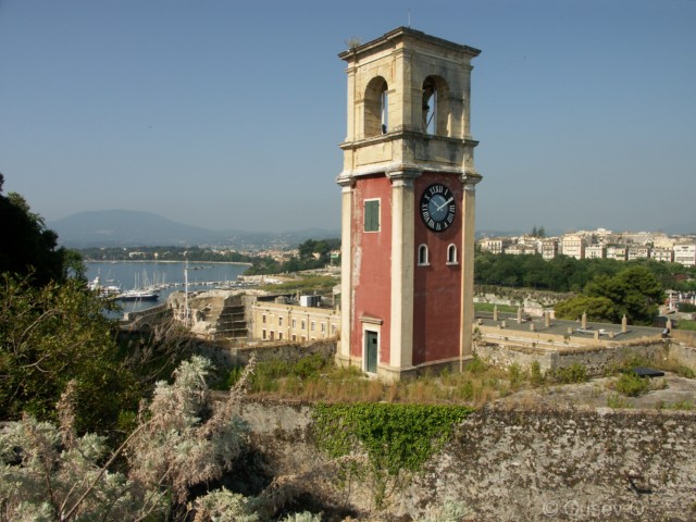 Крепостная башня Суши на фоне города