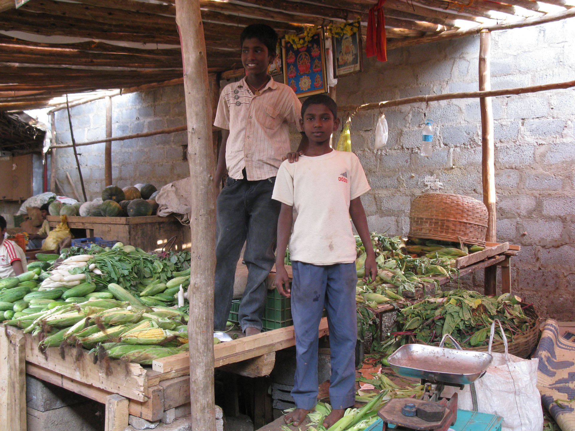 Мальцы, продающие кукурузу
