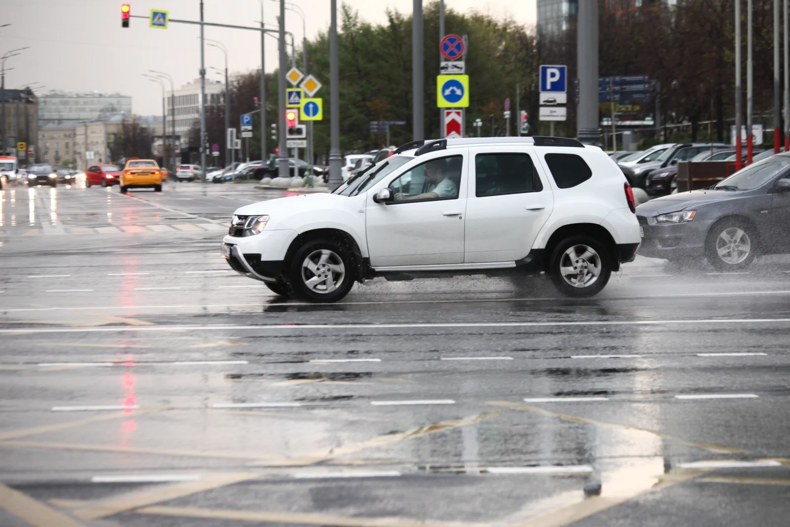 Как правильно ездить в дождь на автомобиле - Сим-Портал